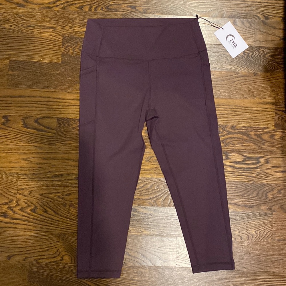 Zyia Wine Pocket Brilliant Hi-Rise Capri leggings